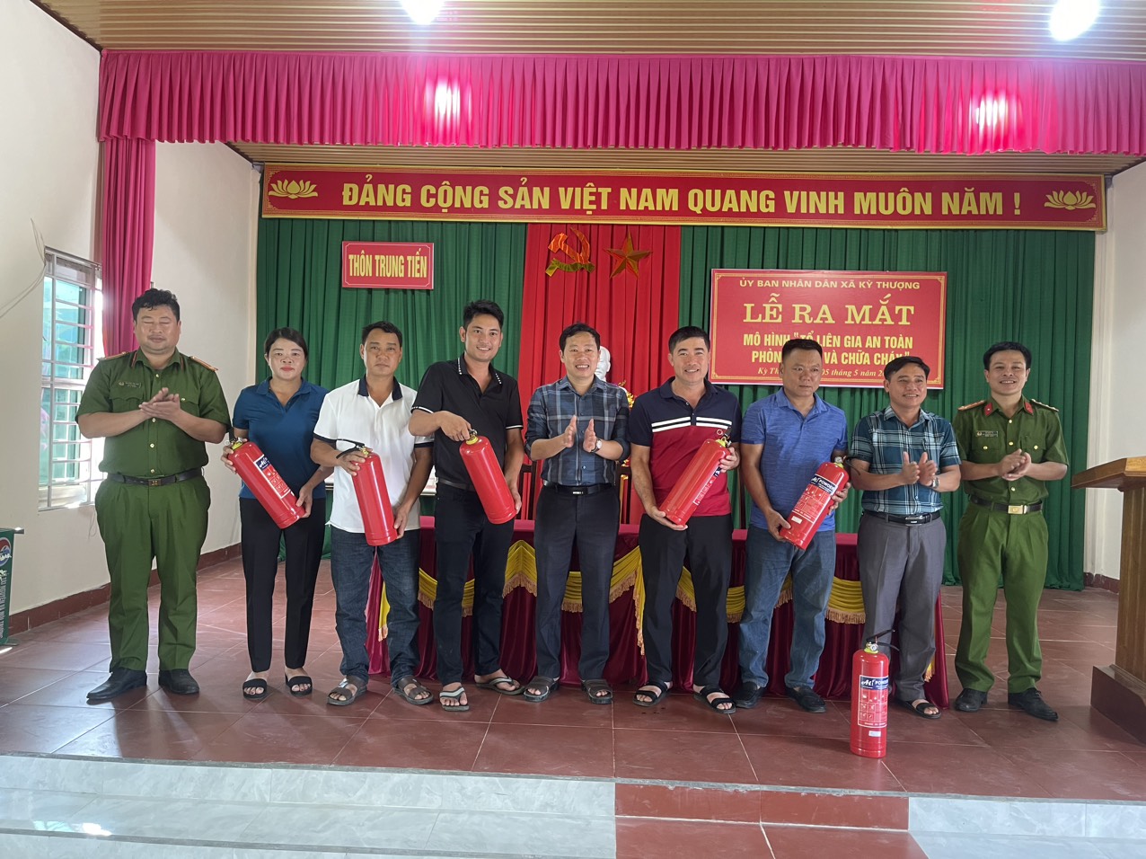 UBND Xã Kỳ Thượng tổ chức lễ ra mắt mô hình “Tổ dân cư an toàn về PCCC” tại tổ liên gia số 2 thôn Trung Tiến, xã Kỳ Thượng